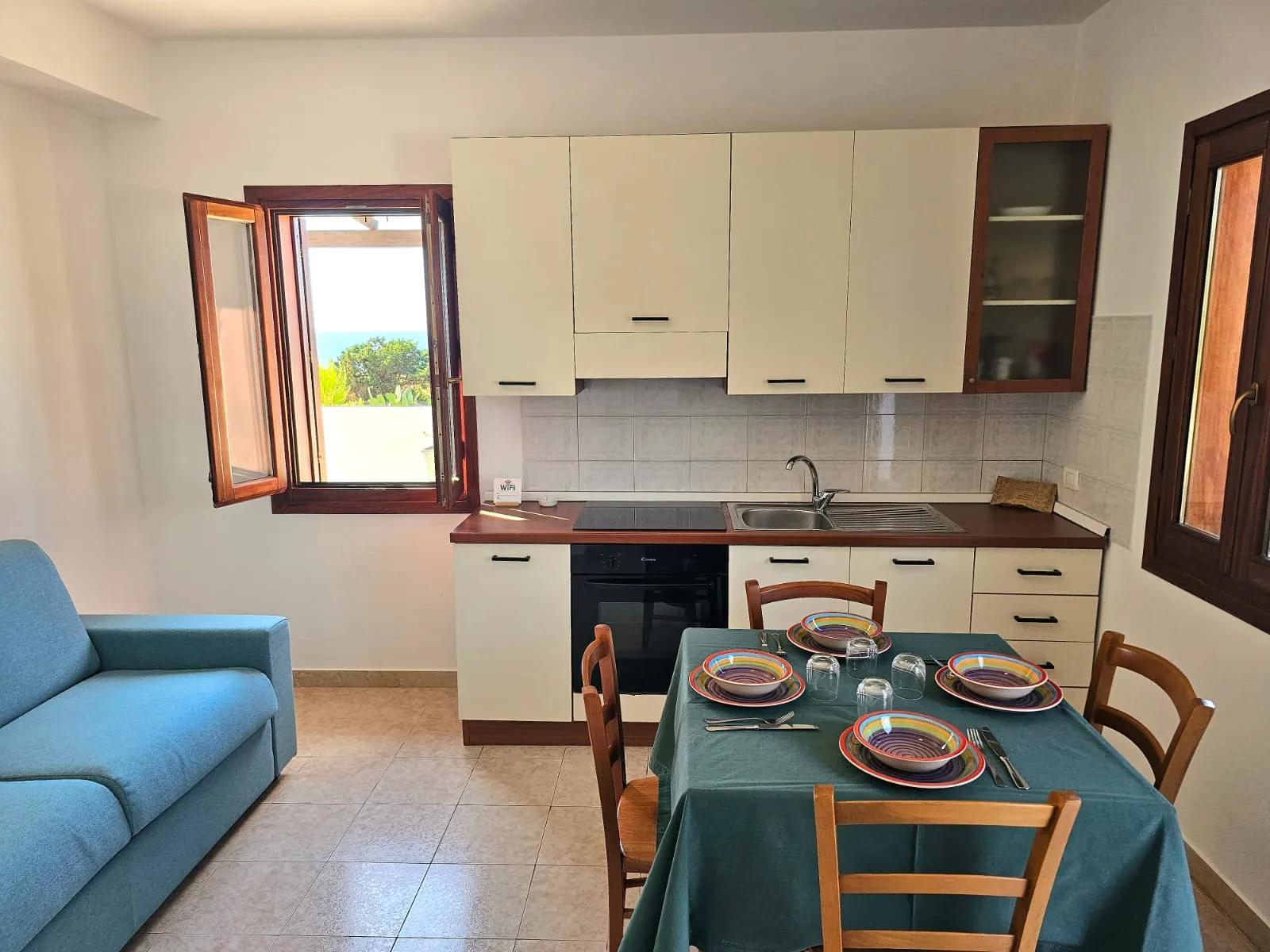 Cucina con tavolo
