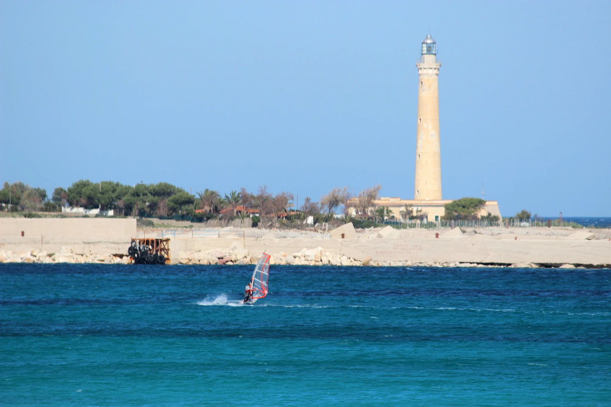 Windsurf vicino al faro di San Vito Lo Capo