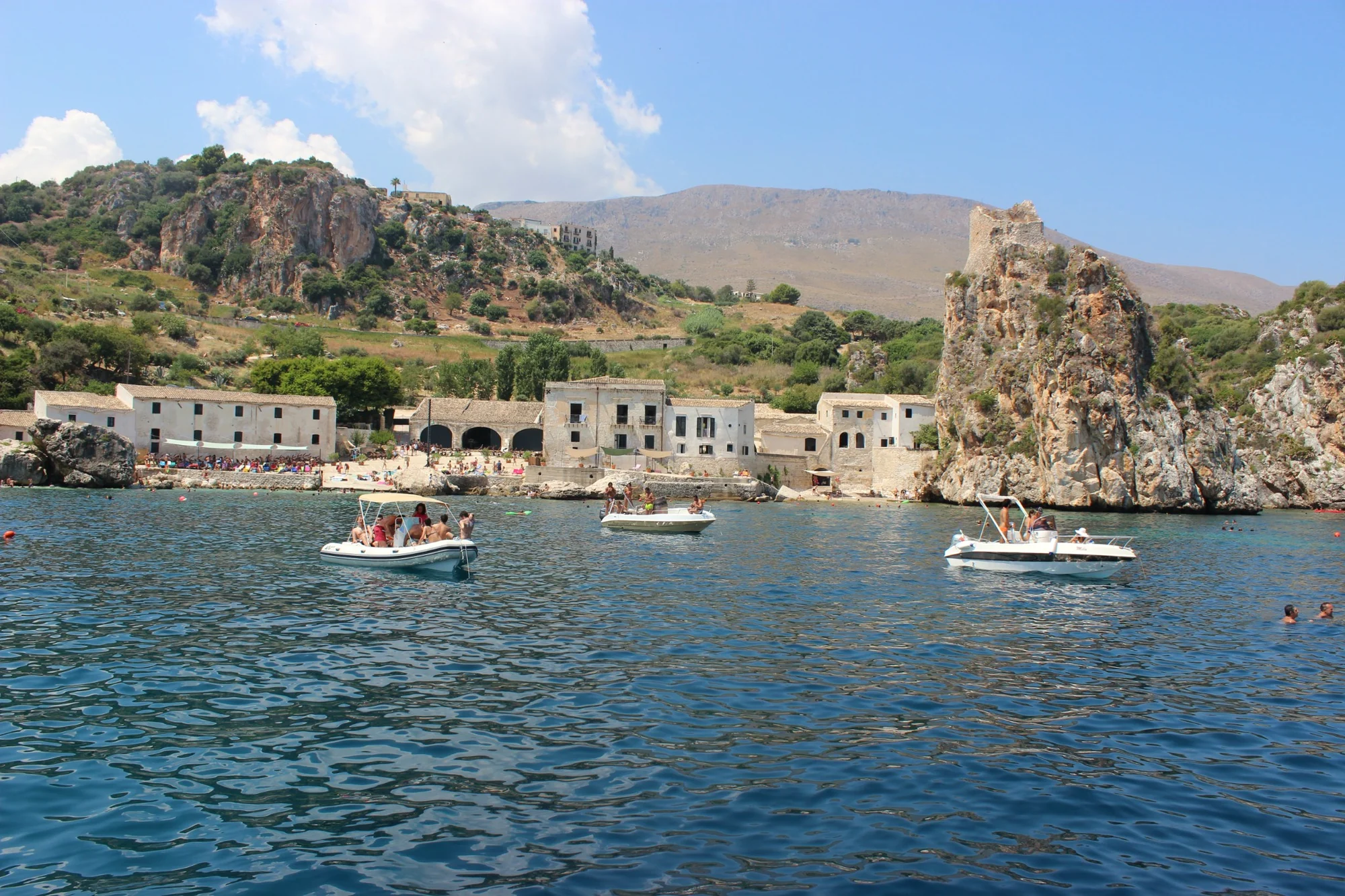 Tonnara di Scopello e faraglioni