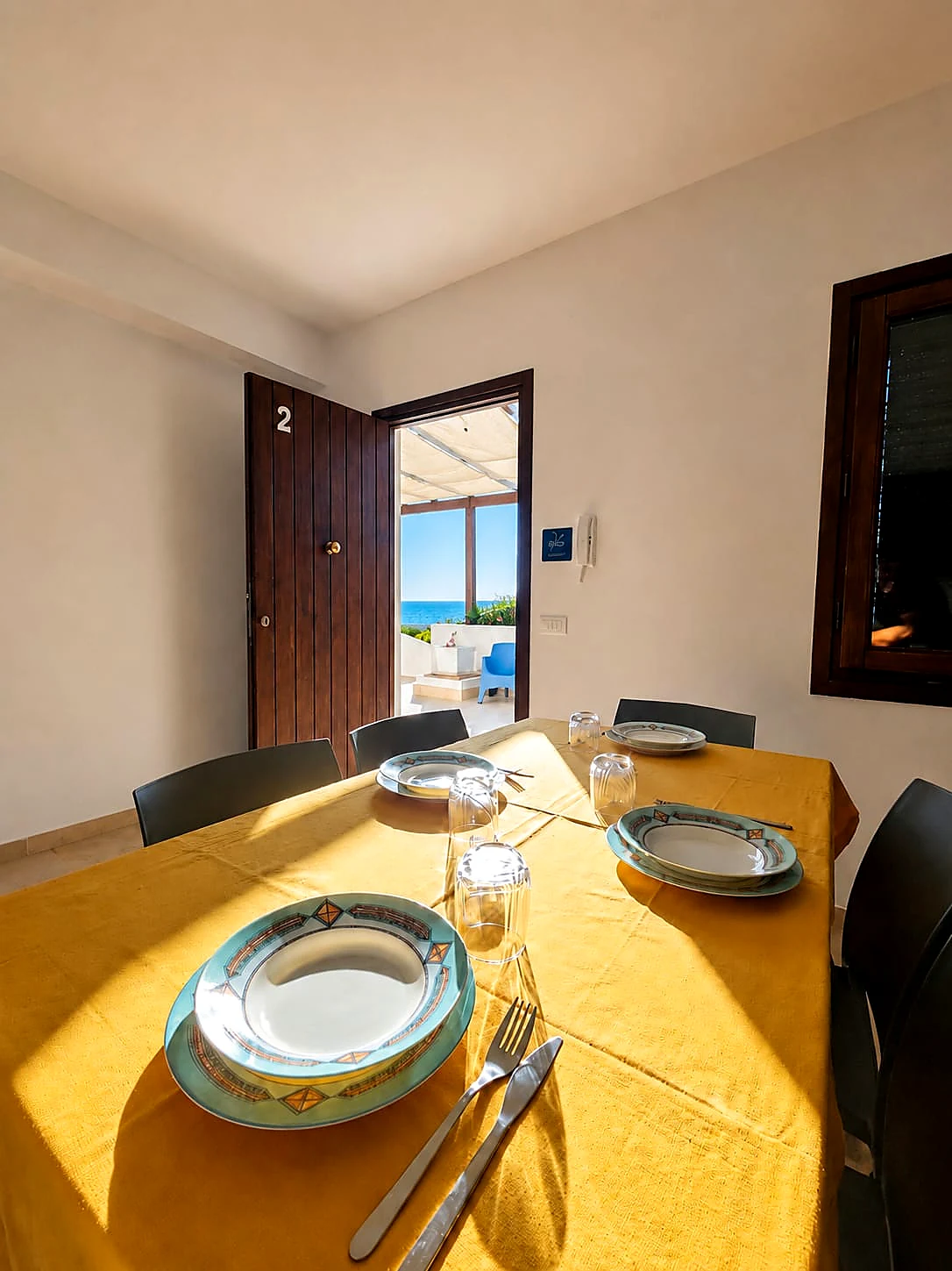 Tavolo apparecchiato illuminato dal sole