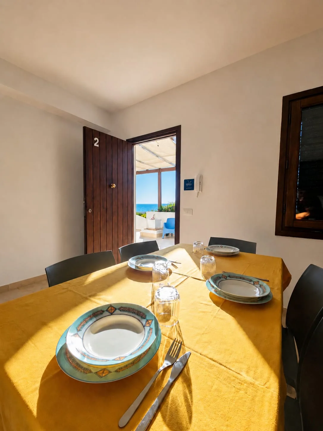 Tavolo illuminato dal sole