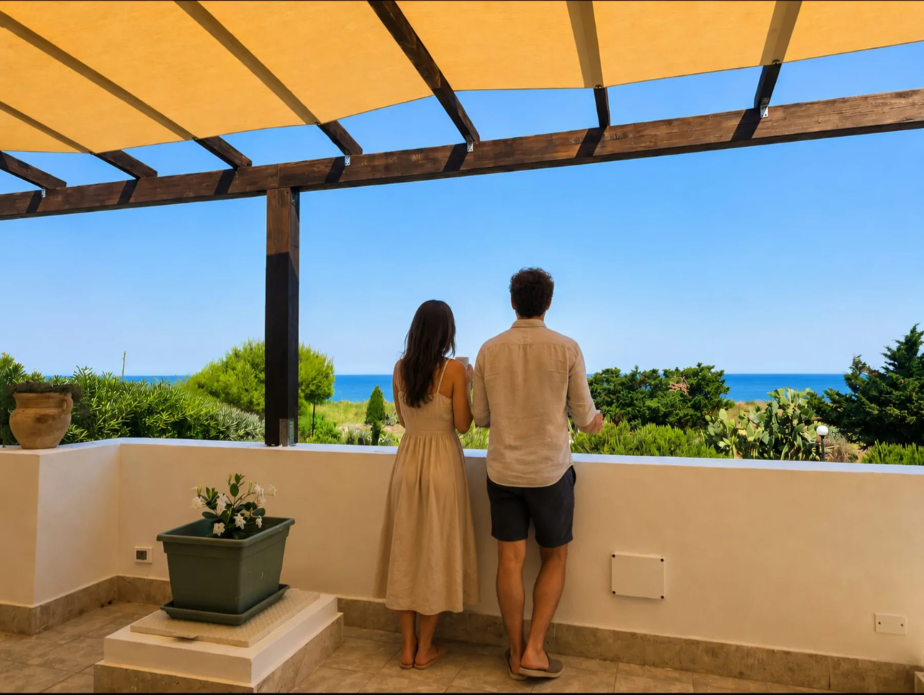 Coppia sulla veranda con vista mare
